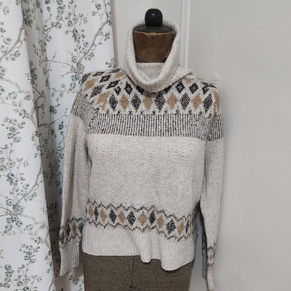Cozy Cream Patterned Turtleneck Sweater